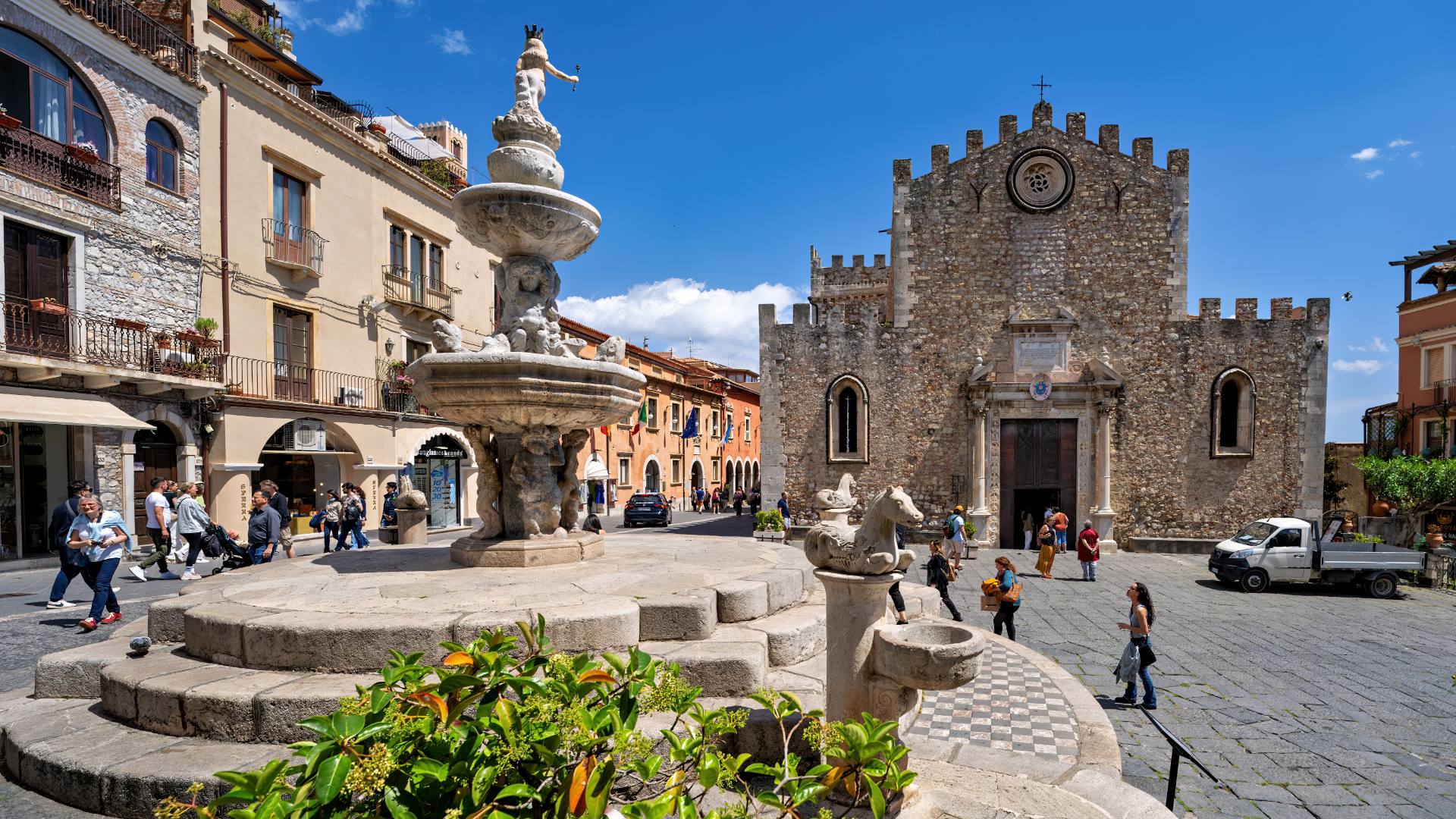 Fontana di Piazza Duomo mit dem Duomo di Taormina im Hintergrund